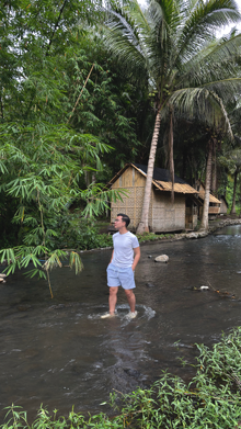 Patrick is looking for a roommate around Brgy Poblacion, Mandaluyong City, Metro Manila