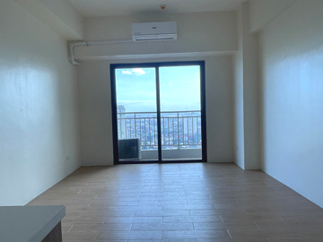Studio Deluxe with Balcony (For Sale and for lease)