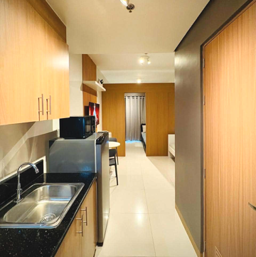 1BR fully furnished with balcony condo in Legazpi village Makati City