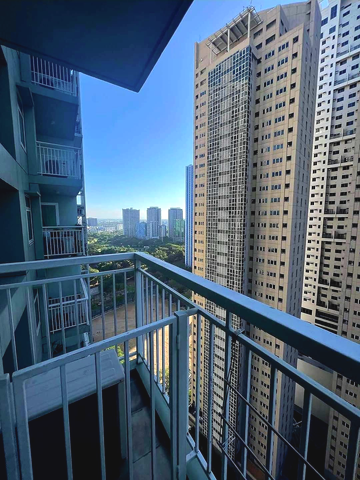 1 Bedroom with Balcony FOR LEASE IN TAGUIG: Meranti Tower