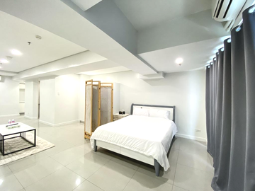 Large Studio Type Unit For Rent in Parañaque with Okada View